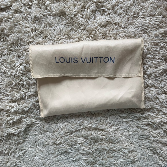 F*KE LV BAG SET. Like new, no scratches,marks,or any signs of wear! - Picture 7 of 9